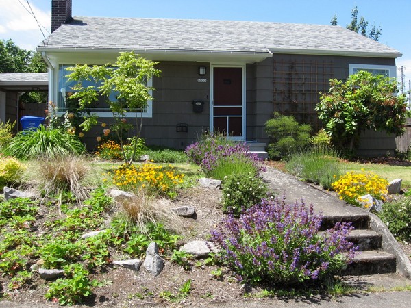 Fachadas de casas pequenas com jardim