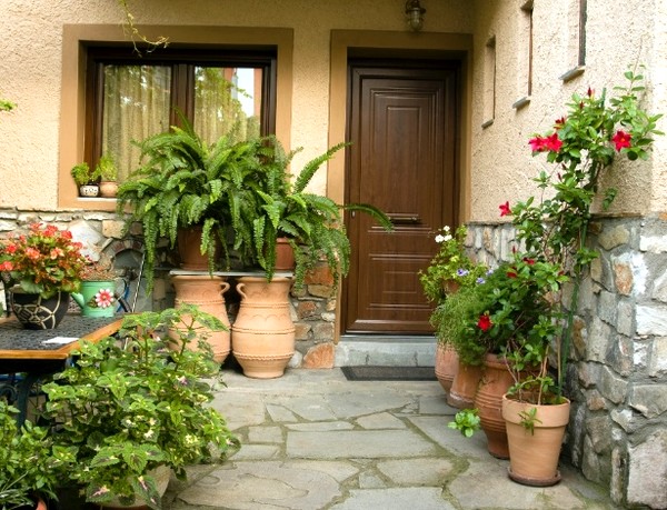 Jardinagem e decoração em frente à casa